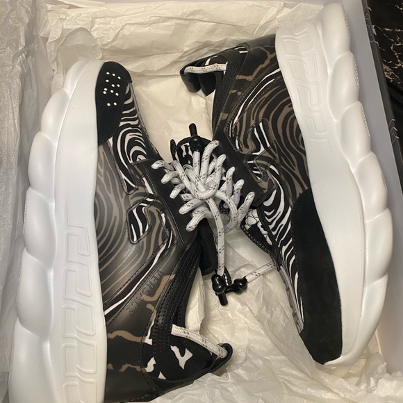 Authentic Versace Chain Reaction Runner - Picture 4 of 7
